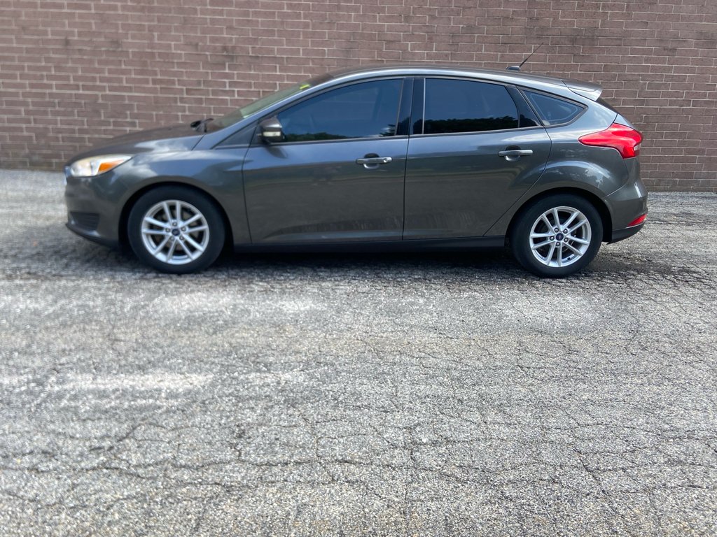 Used 2017 Magnetic Metallic Ford SE image 3