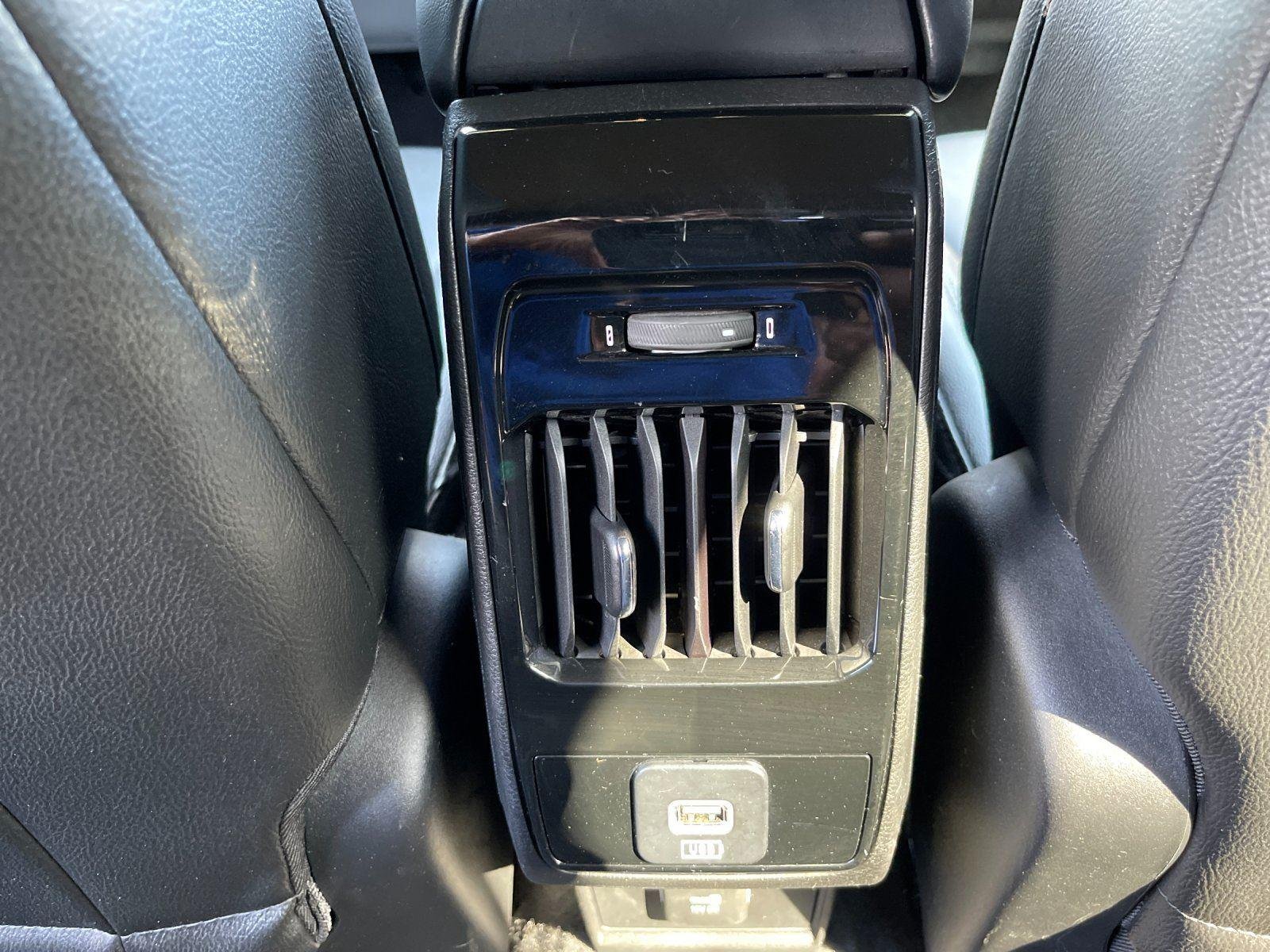 Used 2024 Diamond Black Crystal Pearlcoat Jeep Latitude image 32