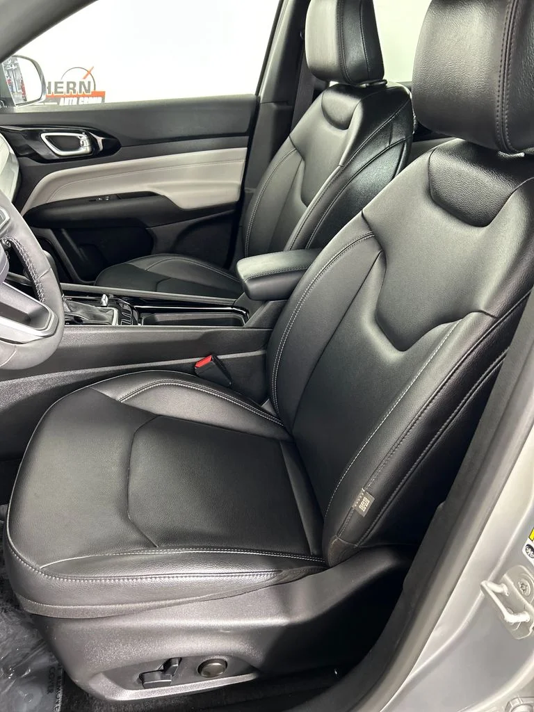 Used 2025 Silver Jeep Limited image 12