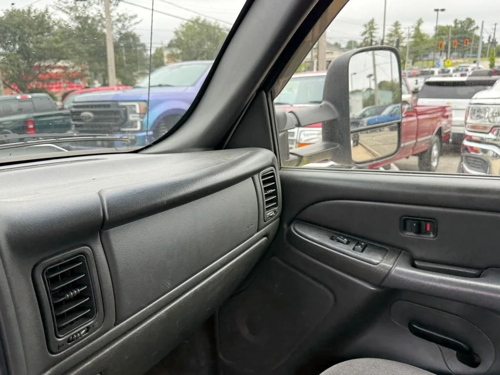 Used 2006 White Chevrolet LT image 21