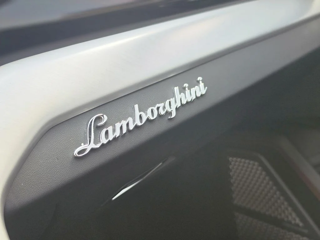 Used 2022 Bianco Icarus Metallic Lamborghini Base image 27