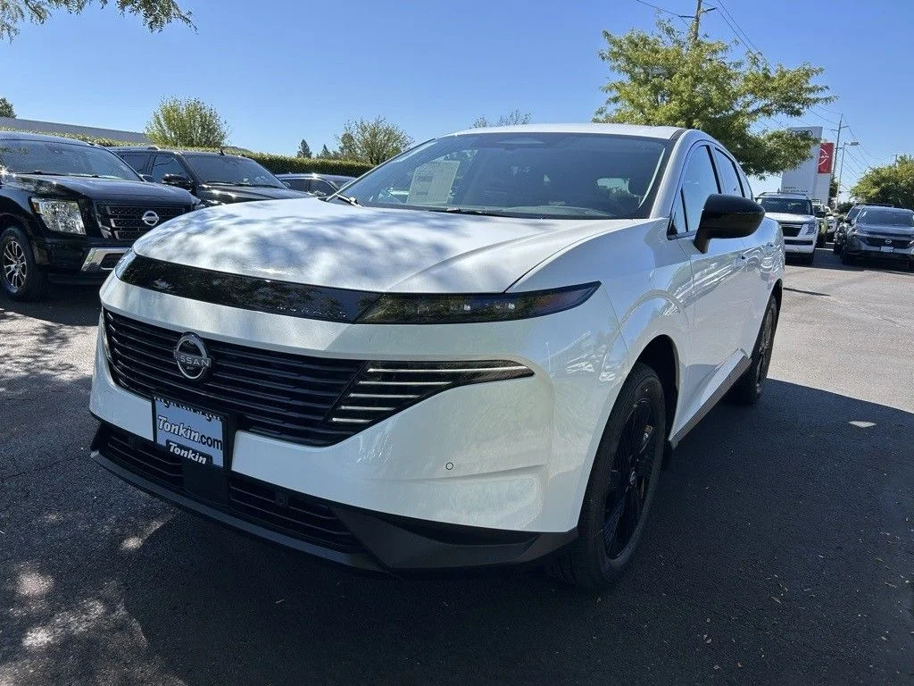 Used 2025 Everest White Pearl Tricoat Nissan SV image 3