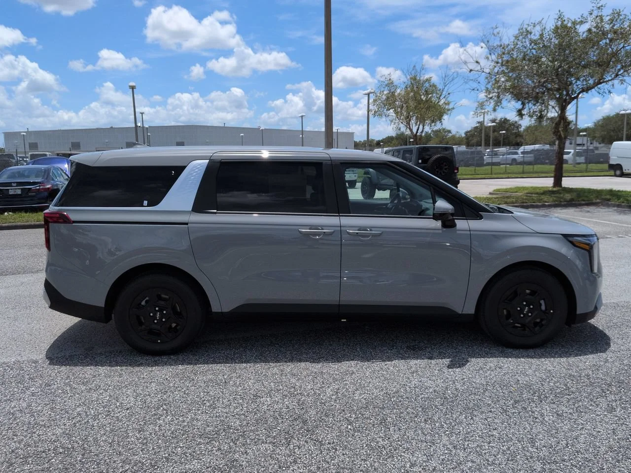 New 2027 Ceramic Silver Kia LXS image 4