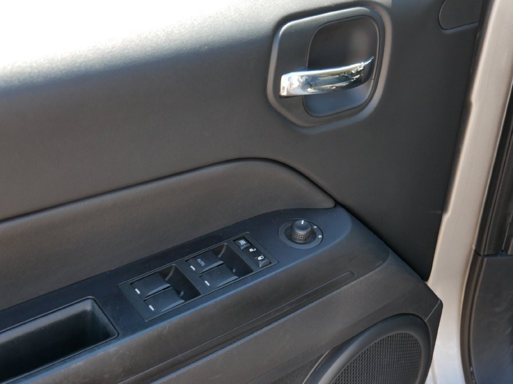 Used 2015 Silver Jeep Latitude image 15