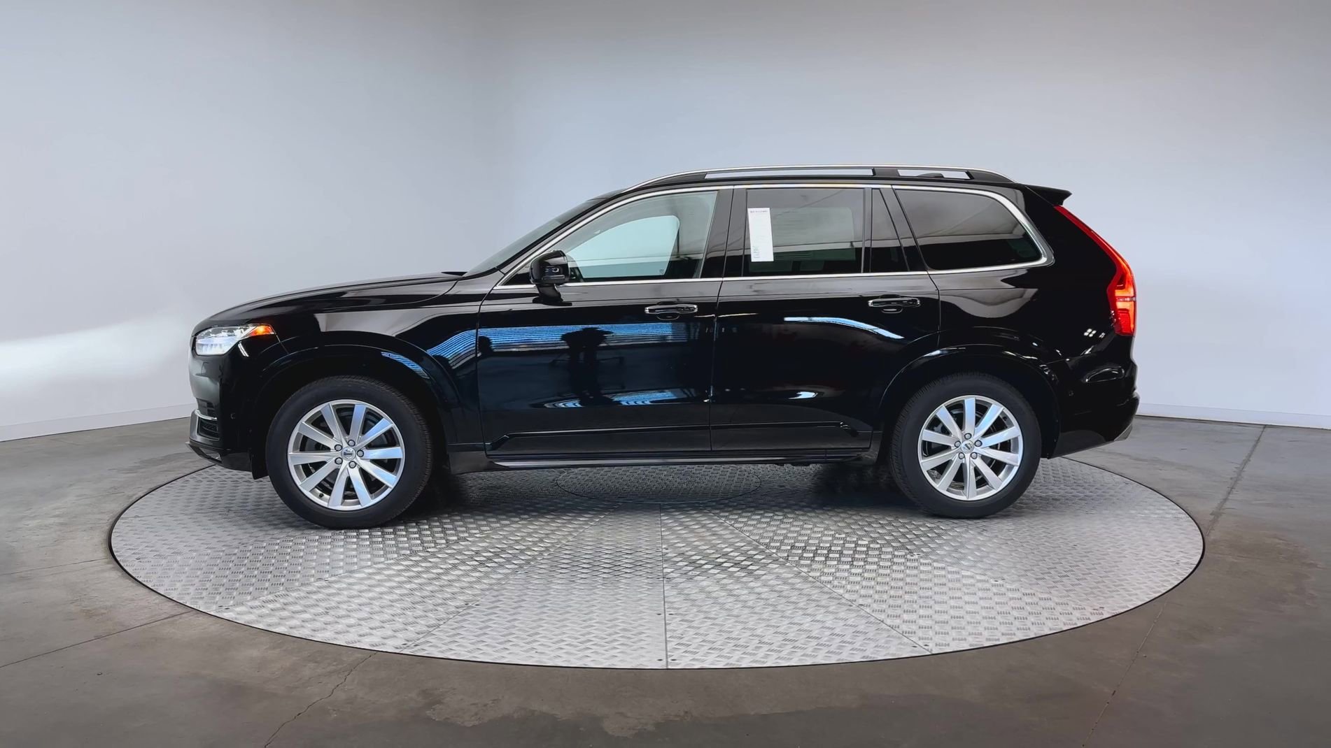 Used 2018 Onyx Black Metallic Volvo Momentum image 5