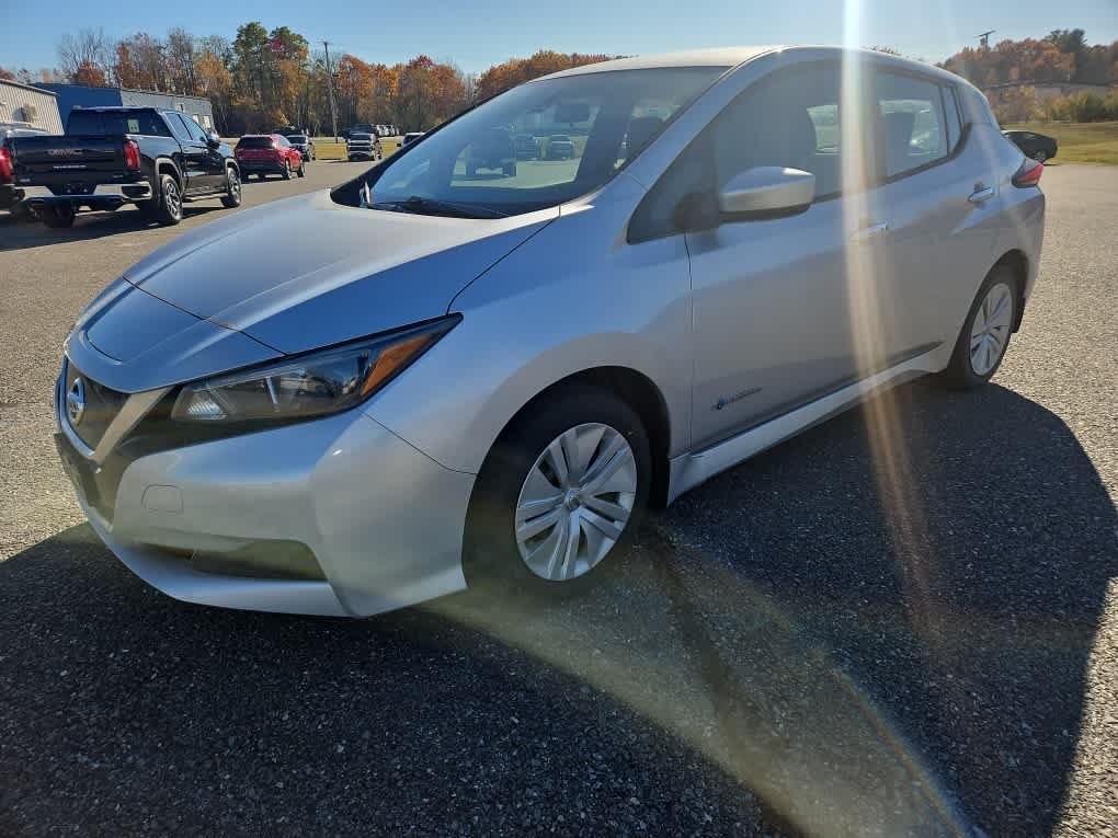 Used 2019 Silver Nissan S image 2