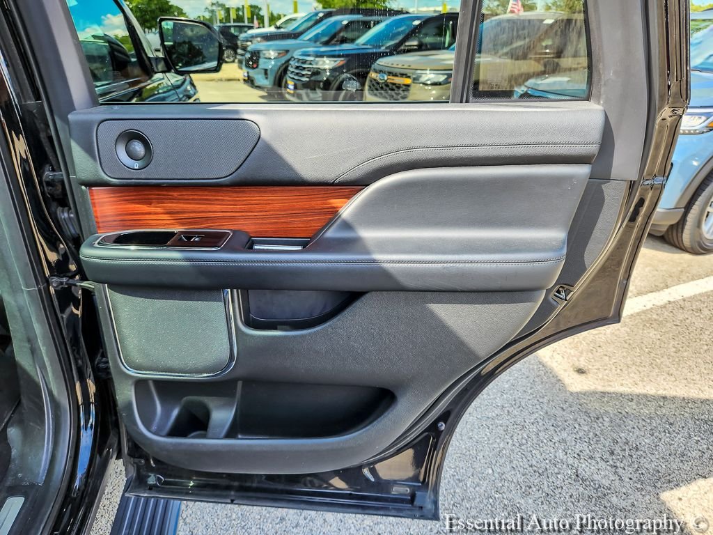 Used 2018 Velvet Lincoln Select image 30