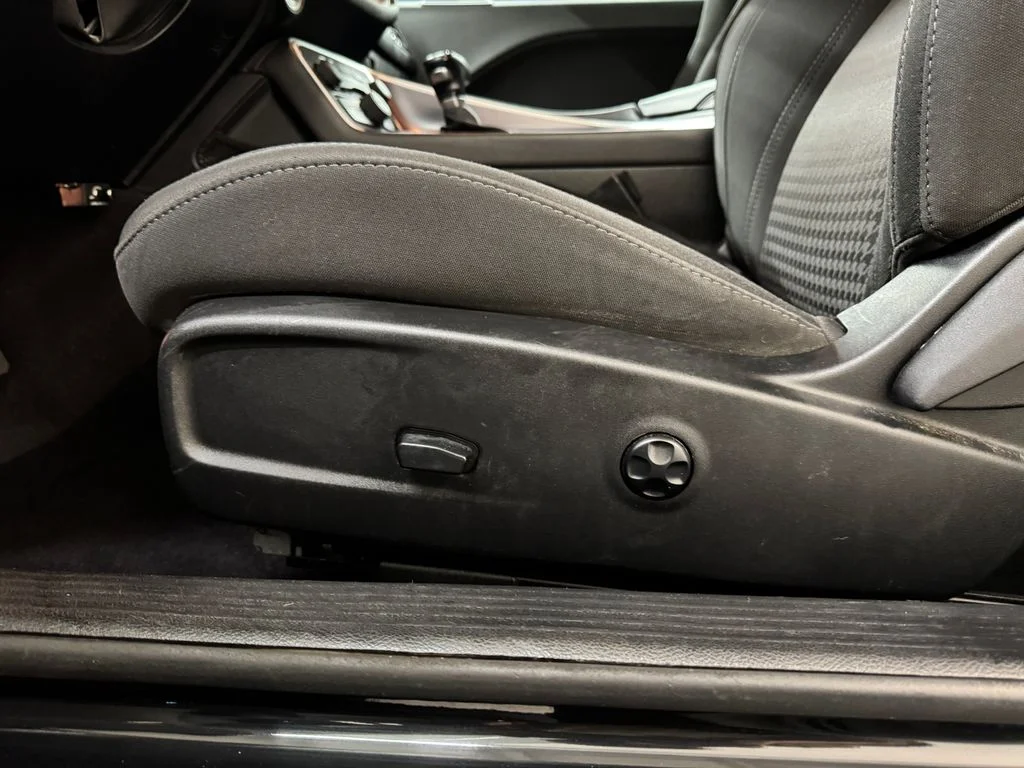Used 2019 Black Dodge SXT image 14