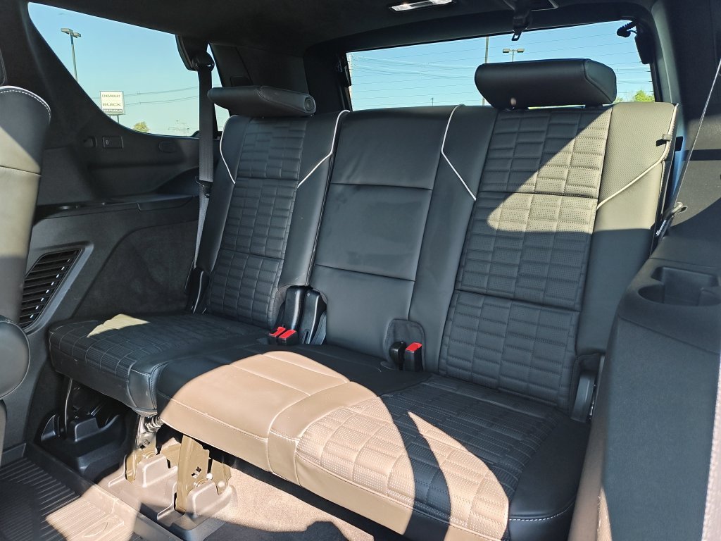 Used 2025 White Cadillac V-Series image 28