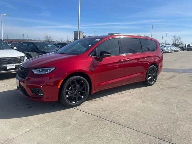 2026 Chrysler Pacifica Select's photo