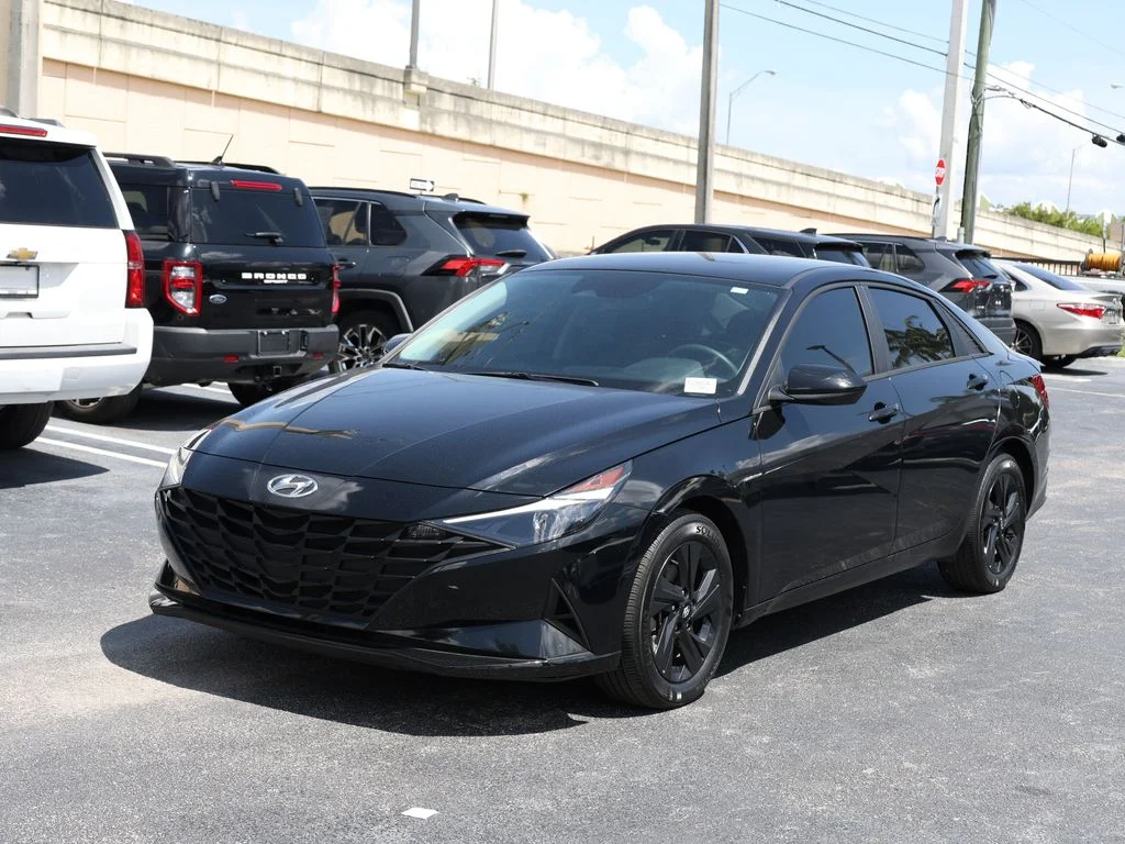 Used 2023 Black Hyundai SEL image 1
