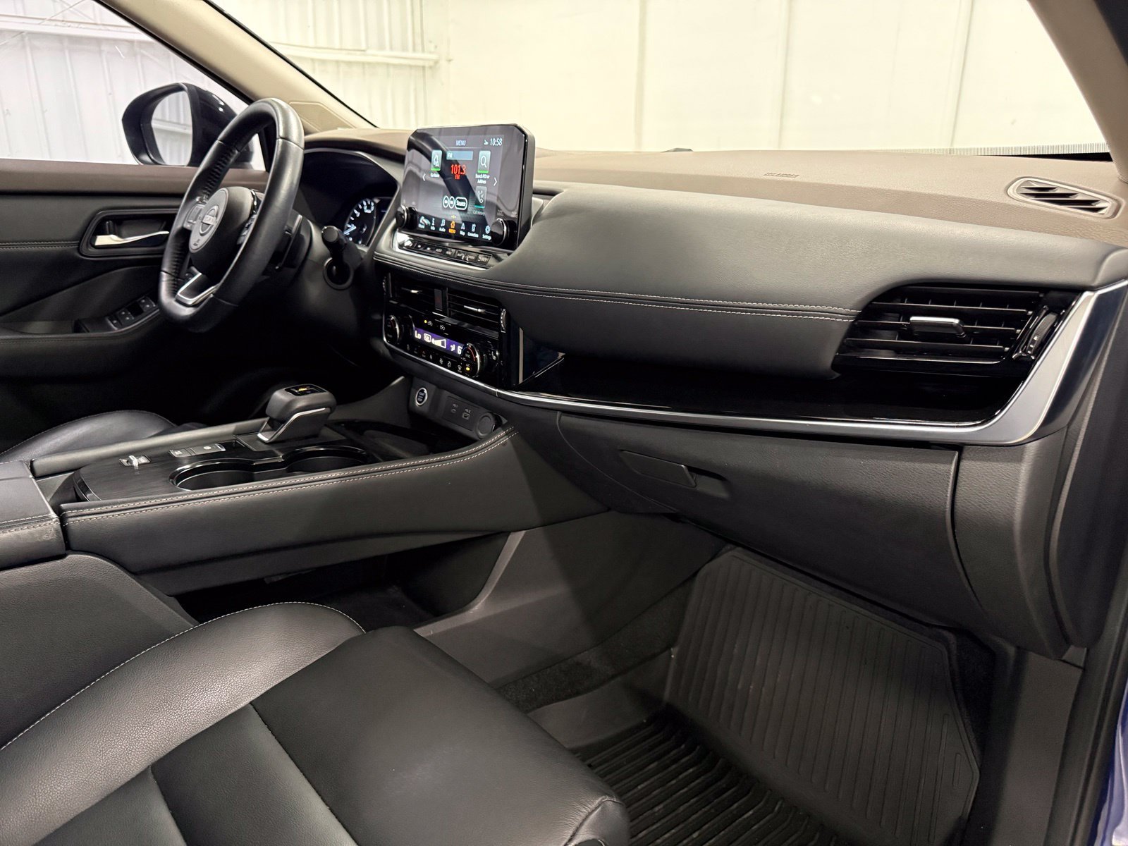 Used 2023 Blue Nissan SL image 27