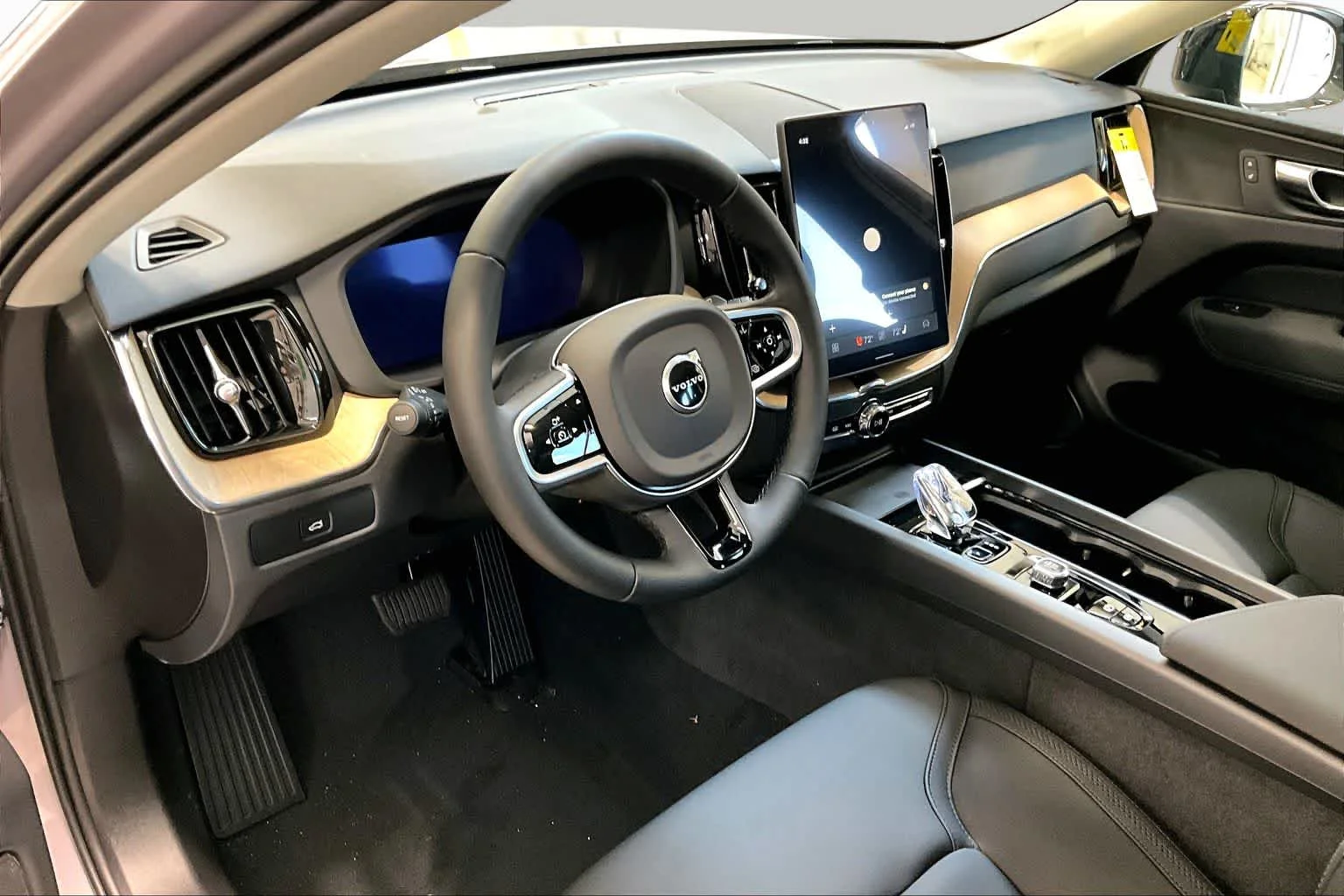 New 2026 Aurora Silver Volvo Plus image 9