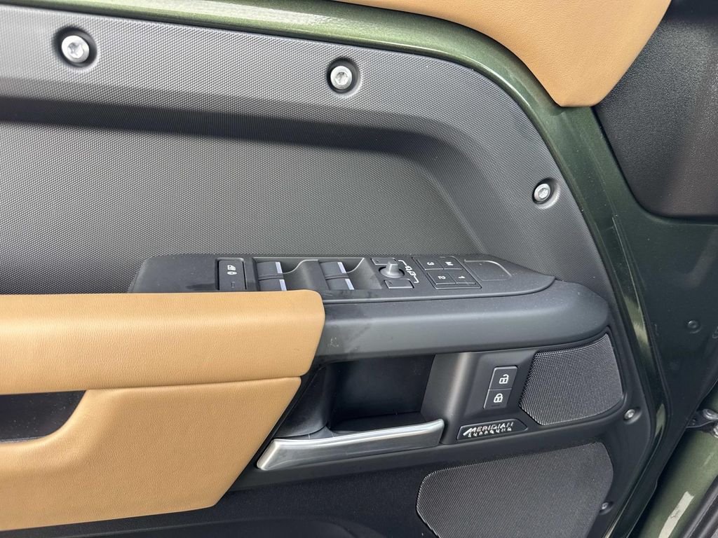 New 2026 Woolstone Green Land Rover X-Dynamic SE image 12