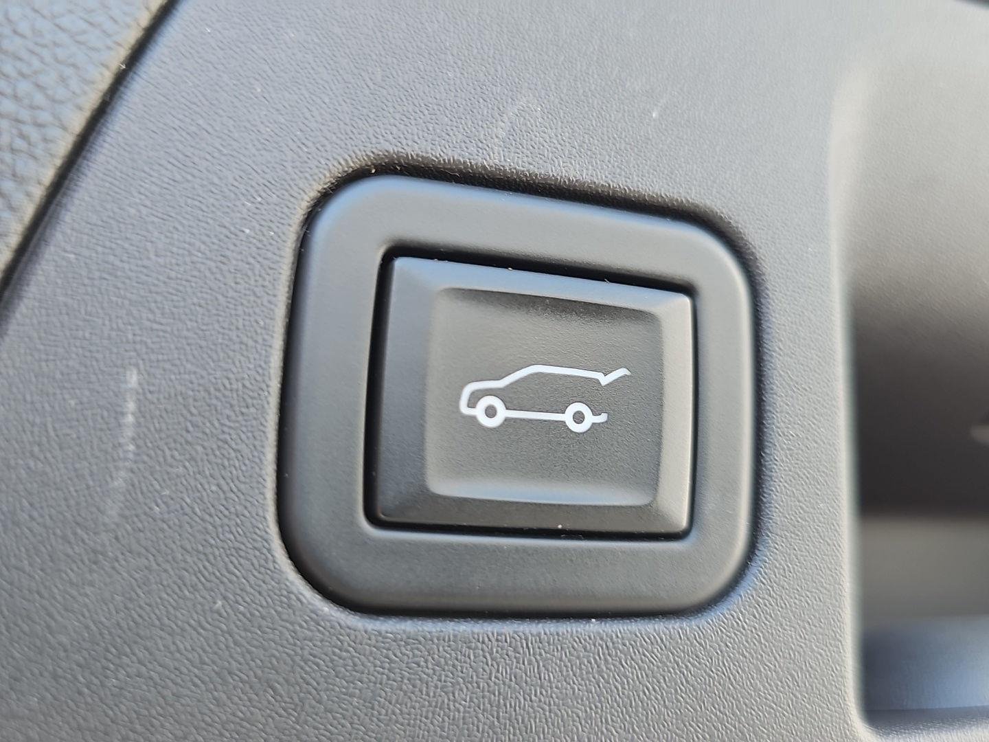 Used 2023 SUMMIT WHITE Buick Essence image 28