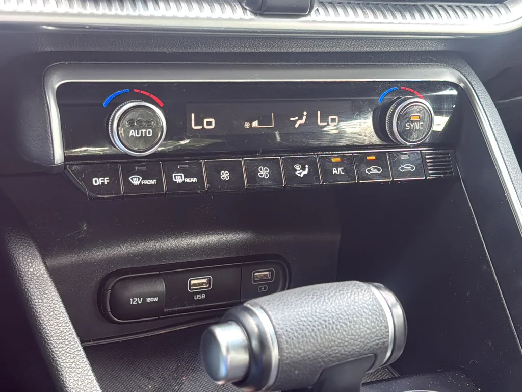 Used 2022 White Kia LXS image 21