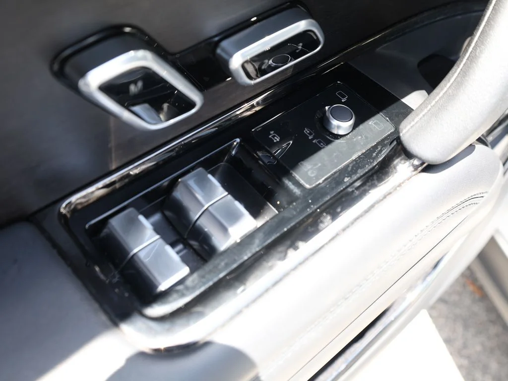 Used 2023 White Land Rover SE Dynamic image 13