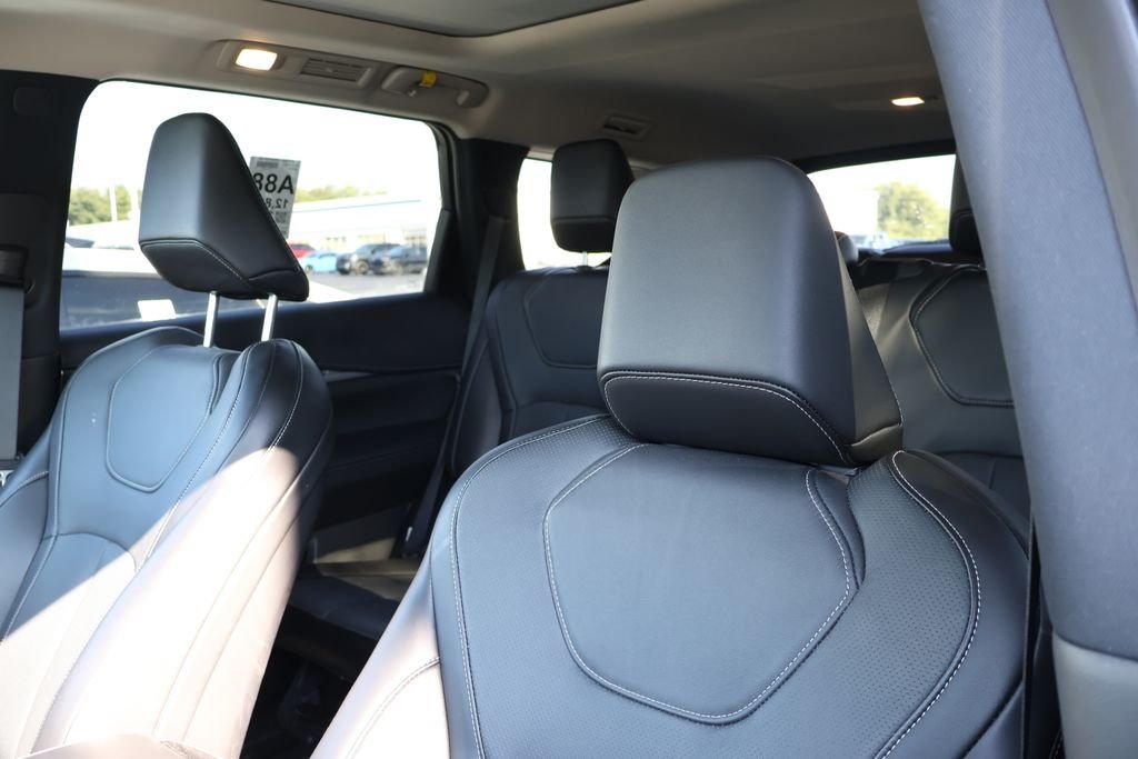 Used 2024 White INFINITI LUXE image 9