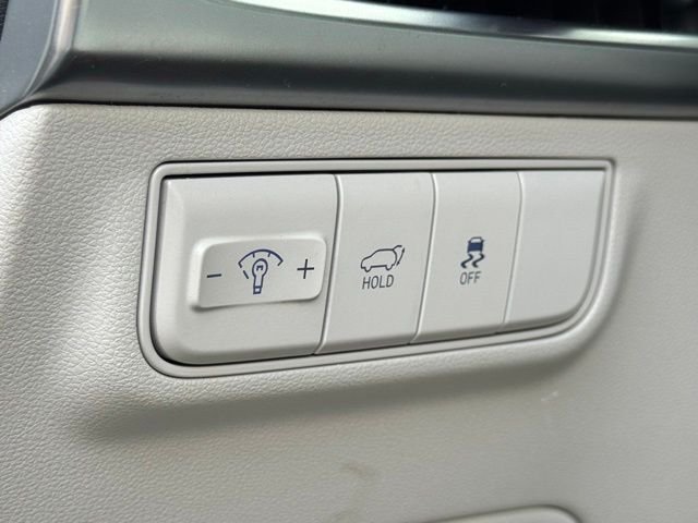 Used 2025 White Hyundai SEL image 17