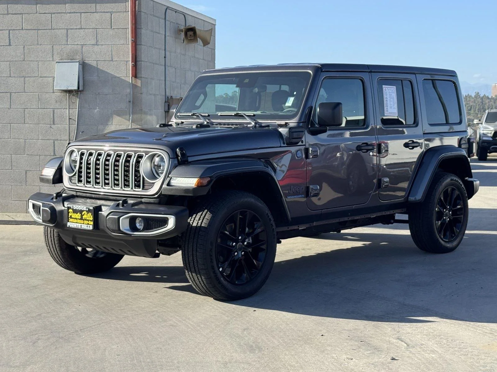 Certified Used 2025 Granite Crystal Metallic Clearcoat Jeep Sahara image 3