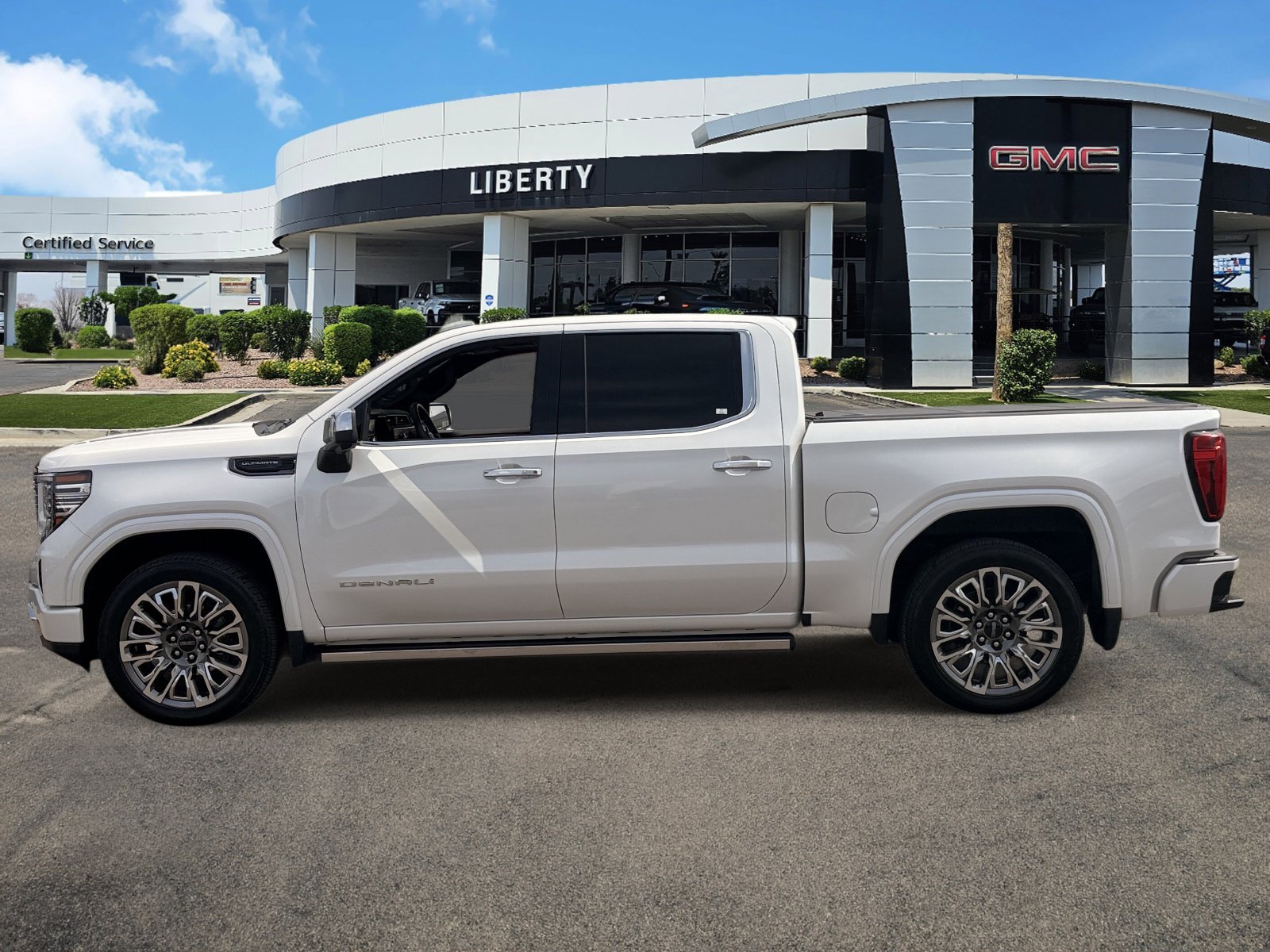 Used 2025 White Frost Tricoat GMC Denali Ultimate image 29