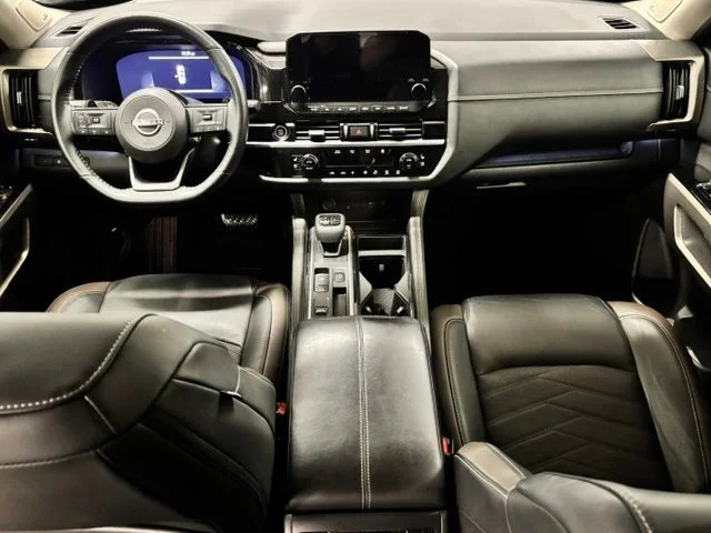 Used 2023 White Nissan Platinum image 12