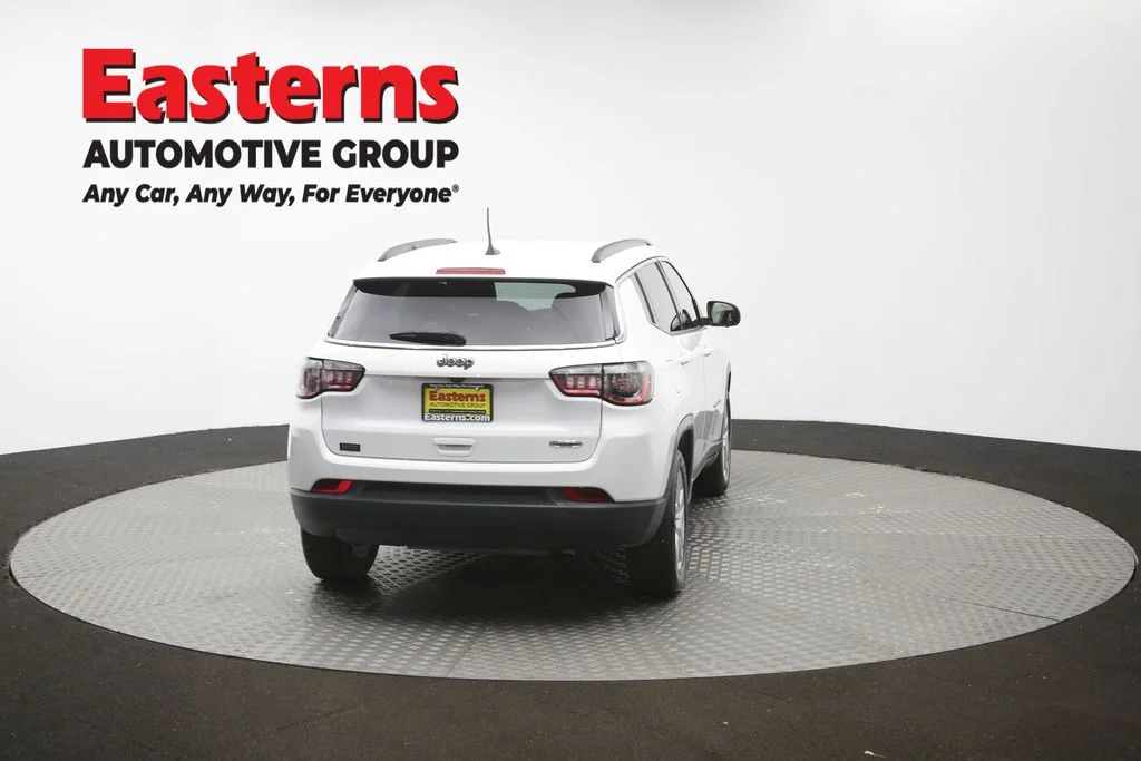 Used 2022 White Jeep Latitude image 38