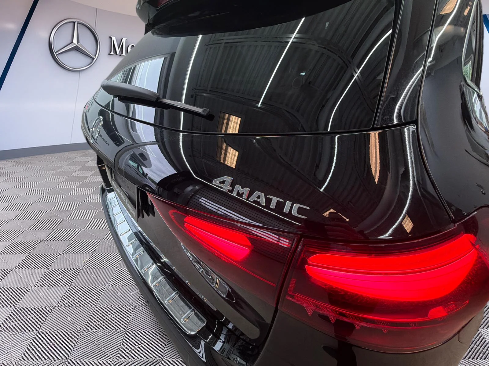 Used 2025  Mercedes-Benz GLA 250 4MATIC SUV image 31
