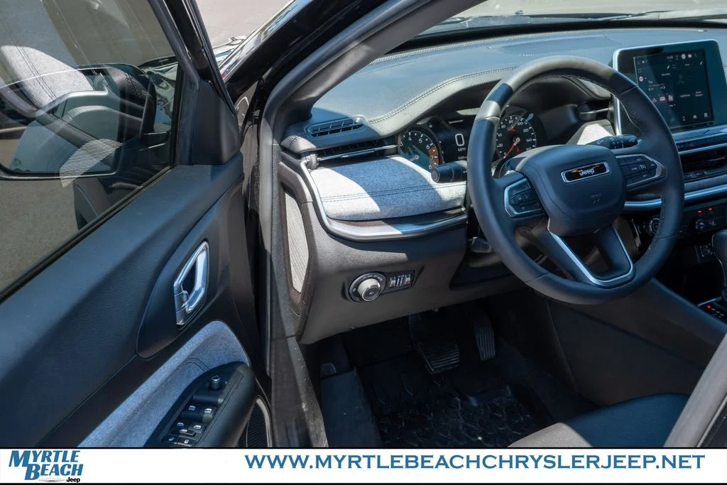 Used 2025 Diamond Black Crystal Pearlcoat Jeep Latitude image 15