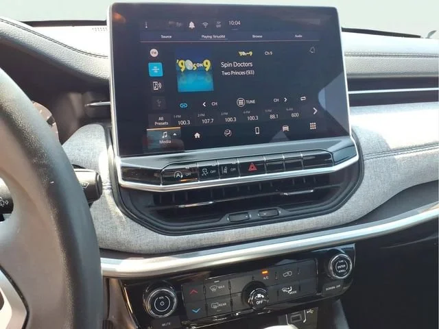 Used 2024  Jeep Latitude image 9