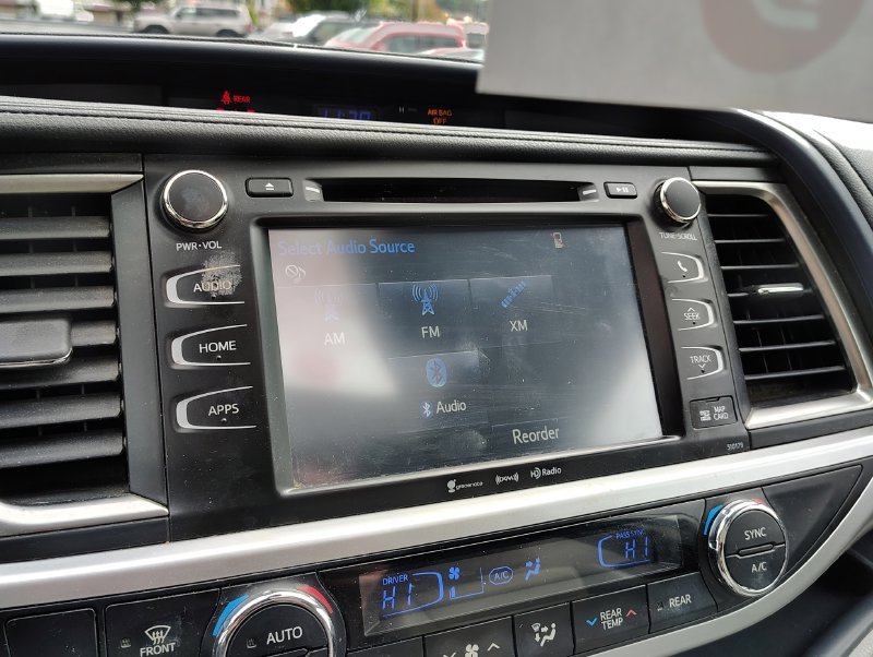 Used 2018 Silver Toyota XLE image 15