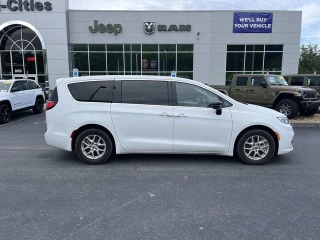 Used 2024 White Chrysler Touring L image 2