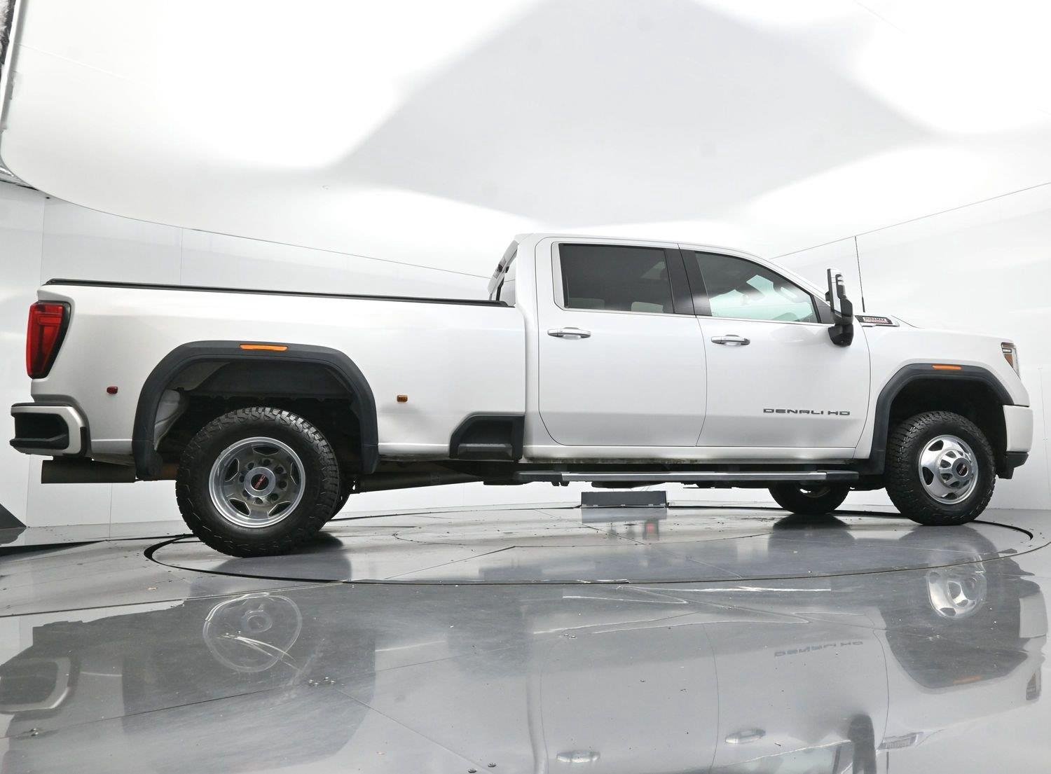 Used 2022 White Frost Tricoat GMC Denali image 53
