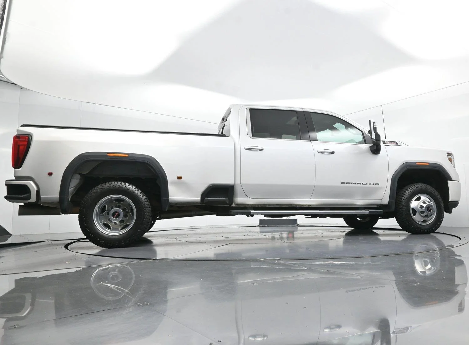Used 2022 White Frost Tricoat GMC Denali image 53