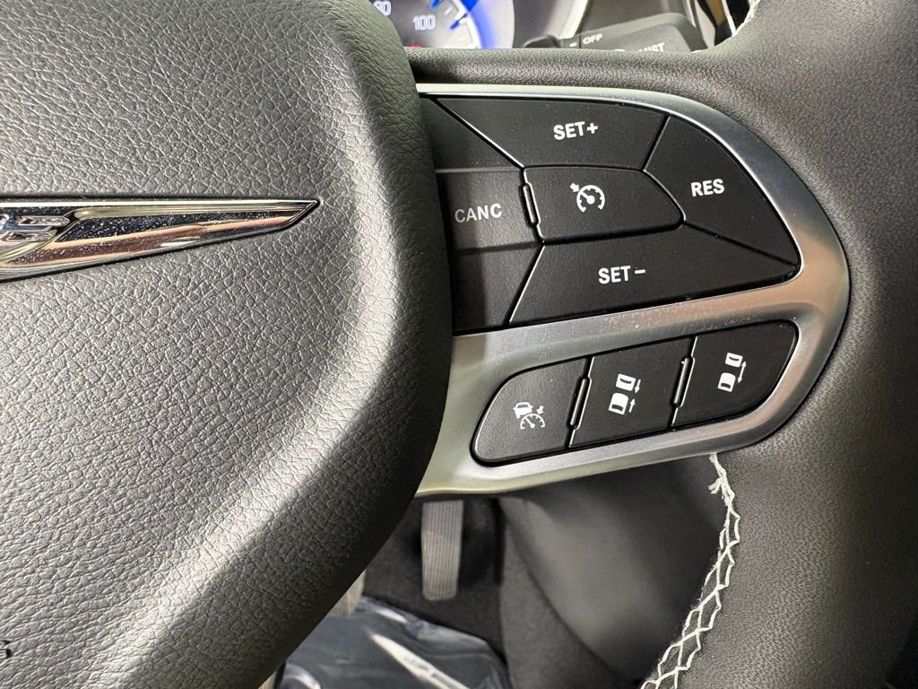 New 2026 Bright White Clear-Coat Exterior Paint Chrysler Select image 24