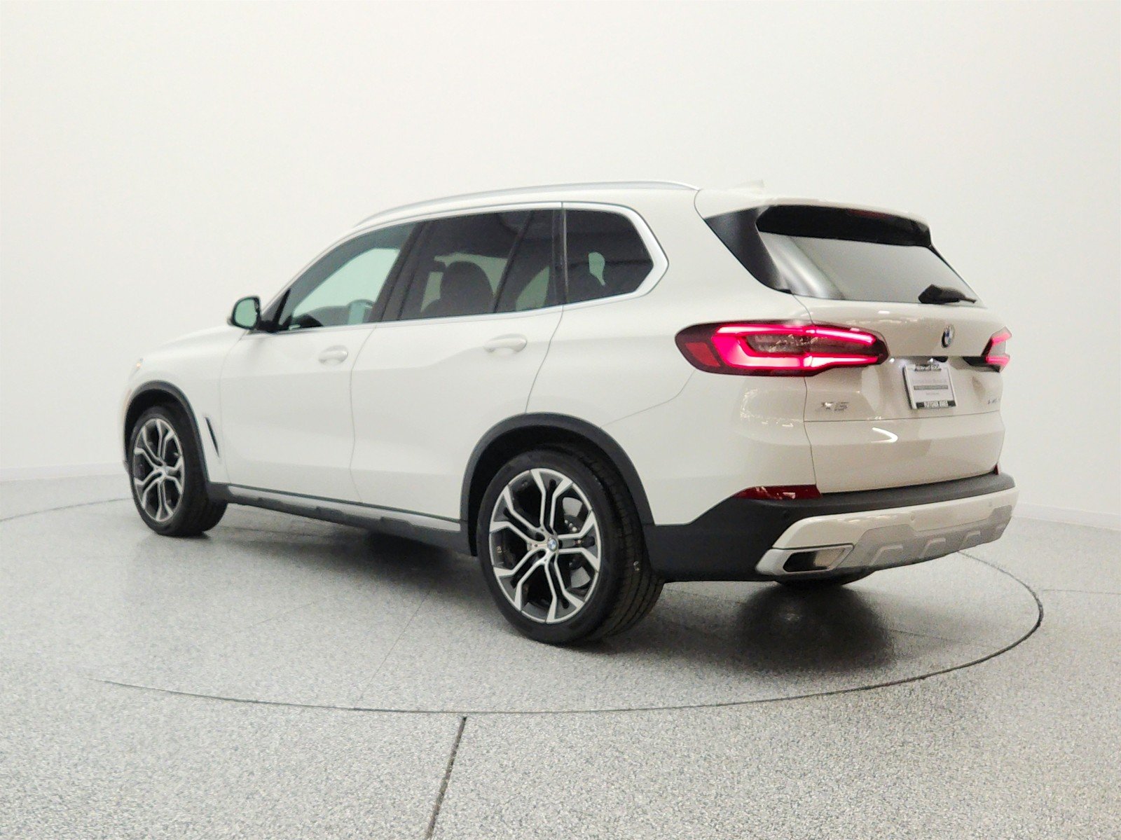 Used 2023 Alpine White BMW sDrive40i Sports Activity Vehicle image 7