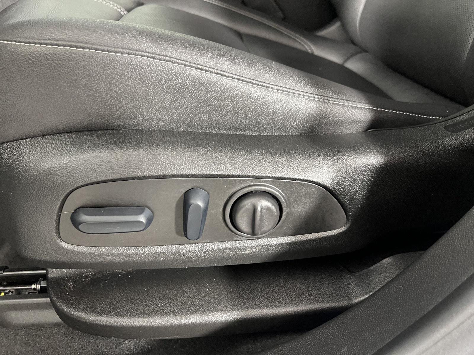 Used 2024 Summit White Chevrolet LT image 28