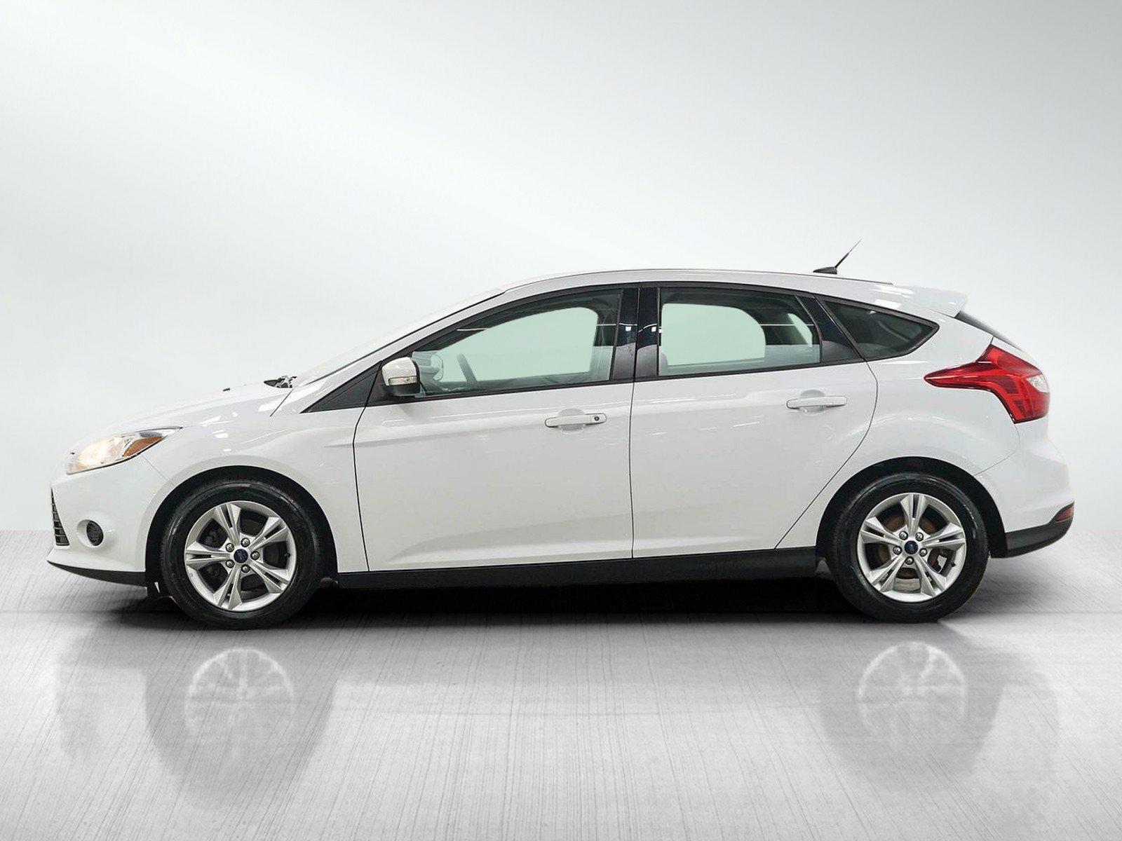 Used 2014 Oxford White Ford 5dr HB SE image 2