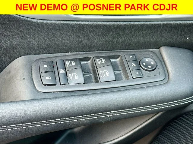 New 2026 Diamond Black Crystal Pearl-Coat Exterior Paint Chrysler Limited image 18