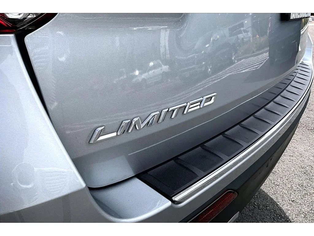 Used 2023 Iconic Silver Metallic Ford Limited image 8