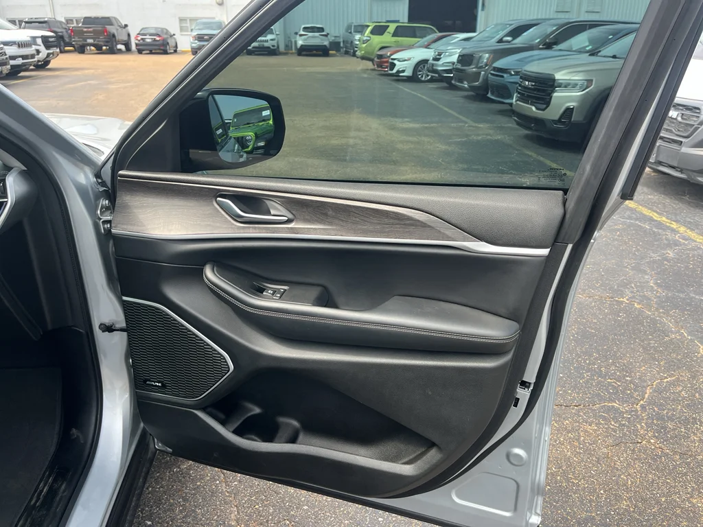 Used 2023 Silver Zynith Jeep 4xe image 23