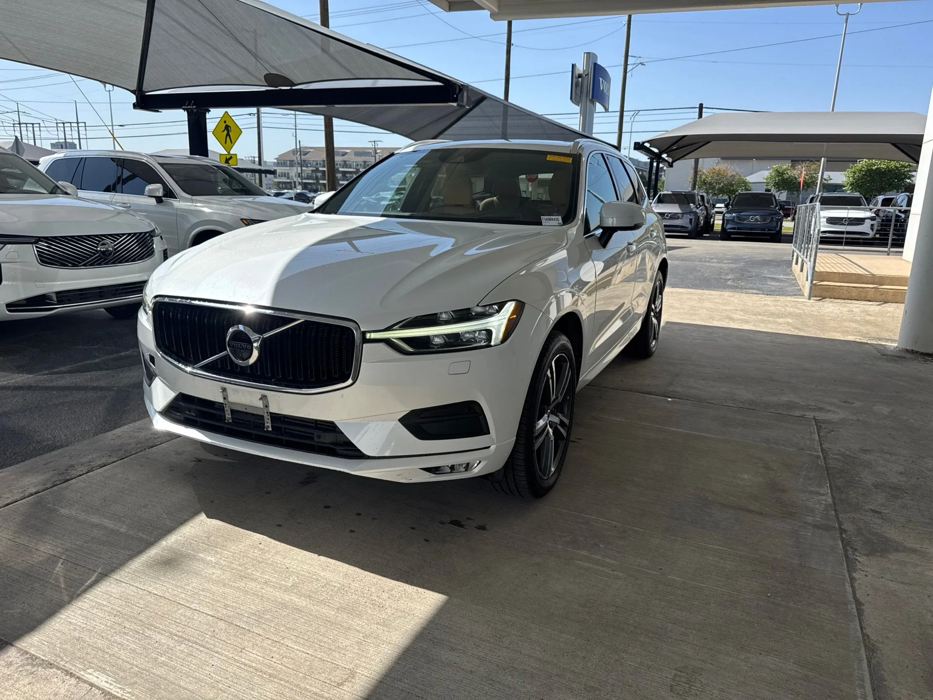 Used 2020 White Volvo T5 Momentum image 1