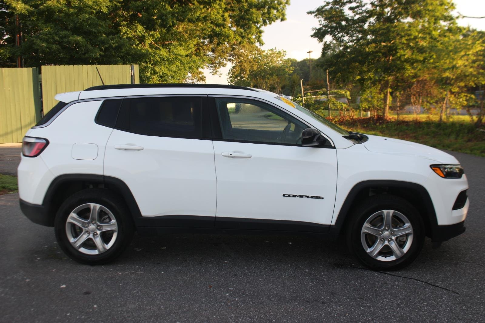 Used 2024 White Jeep Latitude image 8