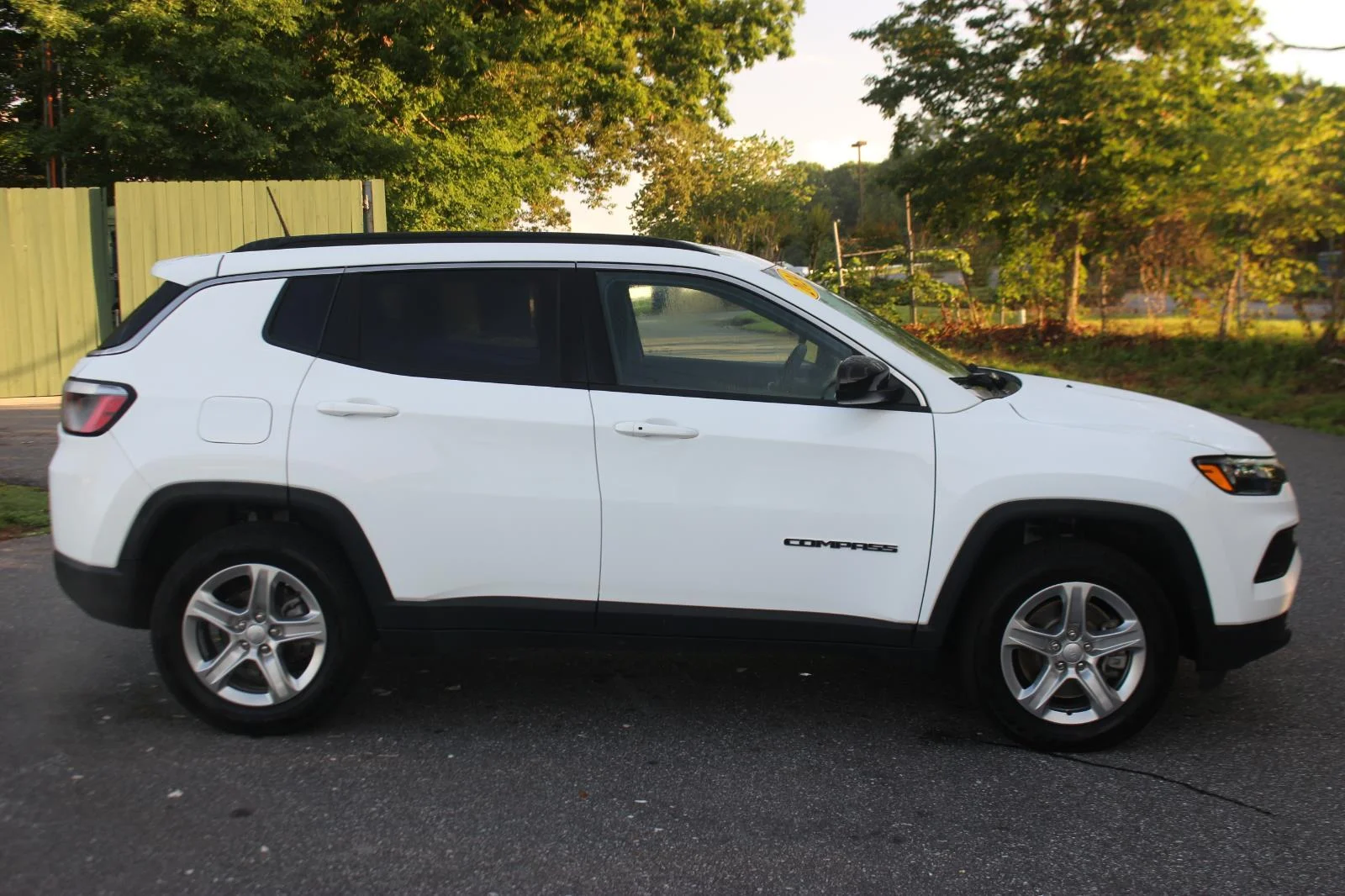 Used 2024 White Jeep Latitude image 8