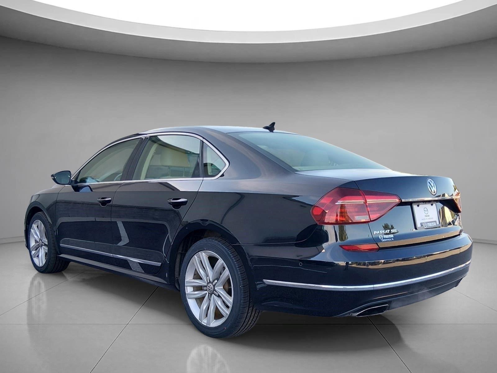 Used 2017 Deep Black Pearl Volkswagen V6 SEL Premium image 7