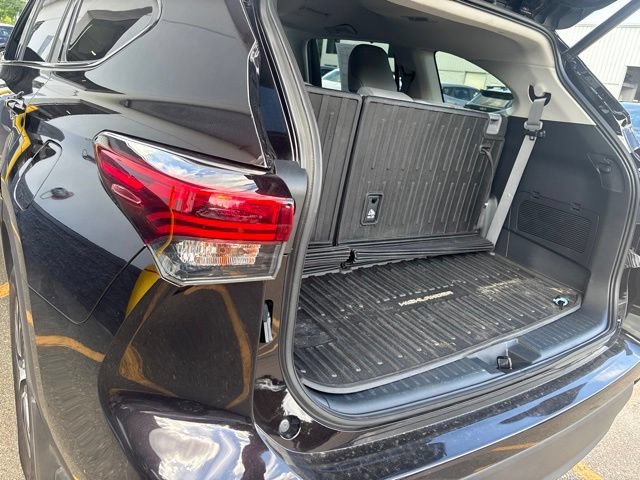 Used 2022 Amber Toyota XLE image 10