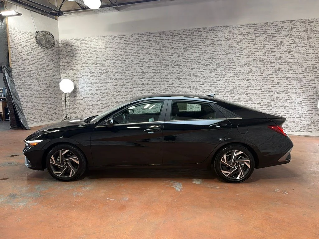 Used 2024 Abyss Black Hyundai Limited image 4