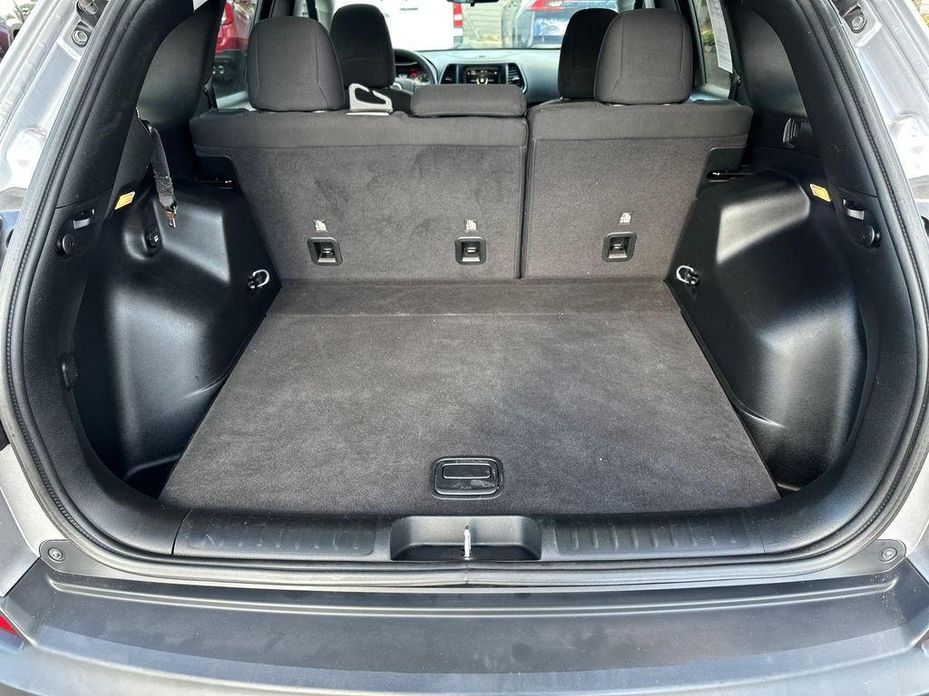 Used 2019 Silver Jeep Latitude image 6