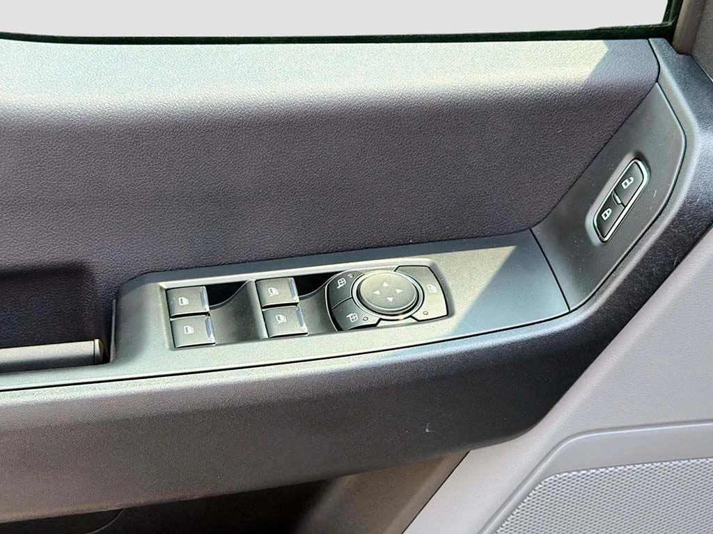 New 2026 Oxford White Ford F-550® XL image 25