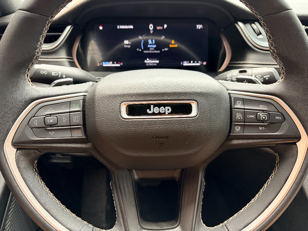 Used 2023 Diamond Black Crystal Pearlcoat Jeep Altitude image 10